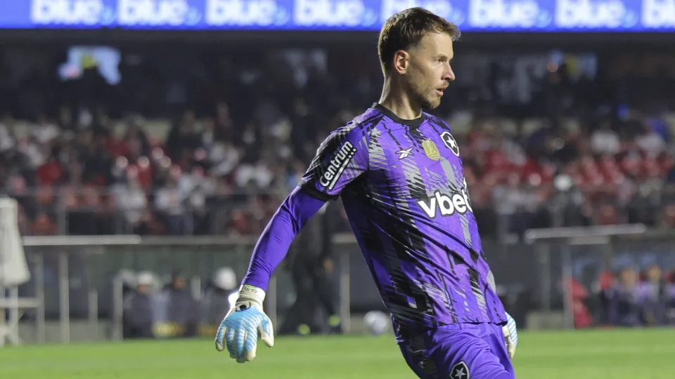 Após falhas, Botafogo vê goleiro Neto como negociável e aguarda propostas