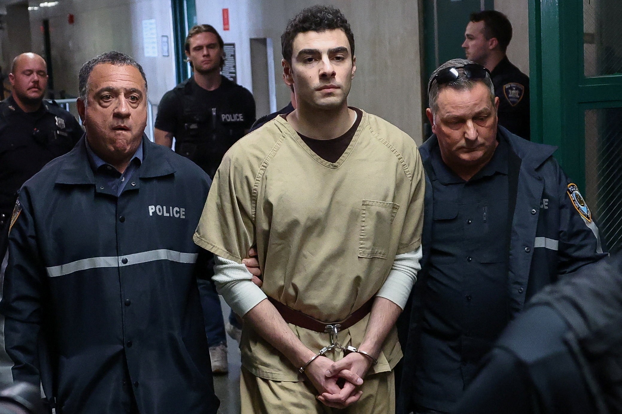 Luigi Mangione, acusado de matar CEO de seguradora de saúde, vai a tribunal pedir adiamento de julgamento nos EUA