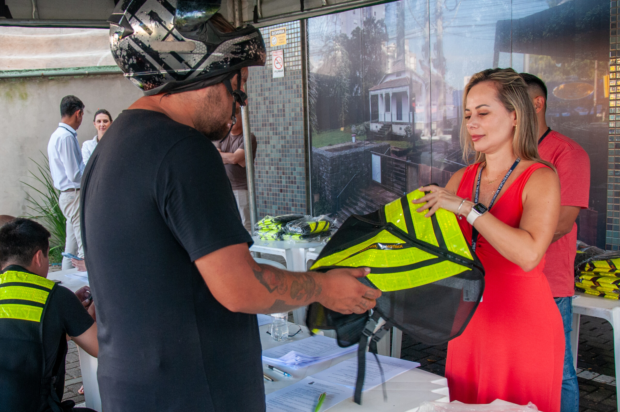 Motoboys de Canoas recebem coletes refletivos para reforçar segurança no trânsito