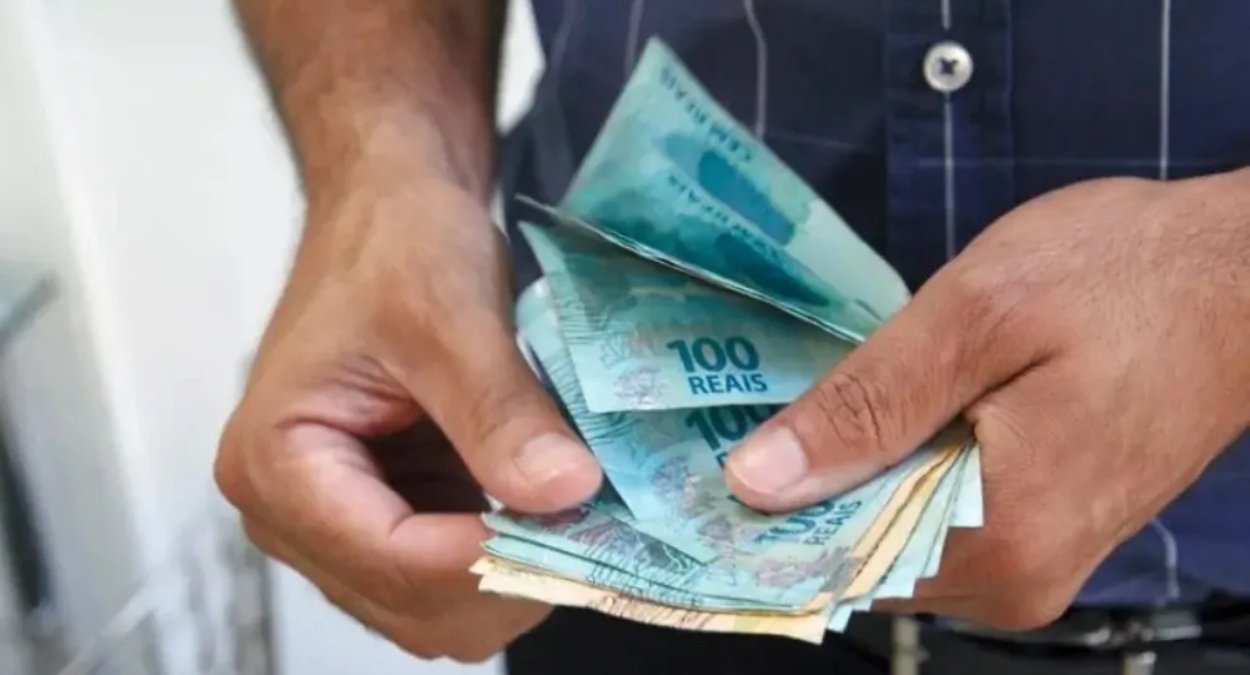 Salário mínimo para estagiários pode virar regra no Brasil; veja o que muda