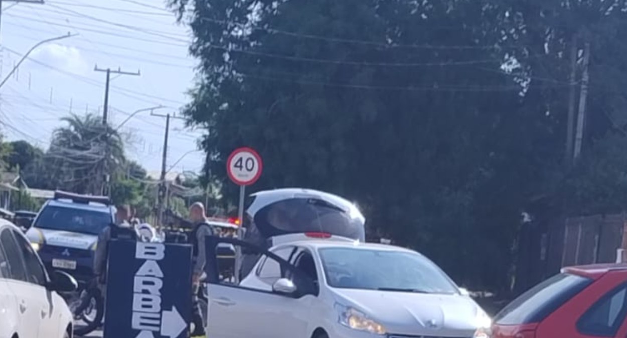 Perseguição a carro roubado termina com três baleados e policial ferido em Canoas