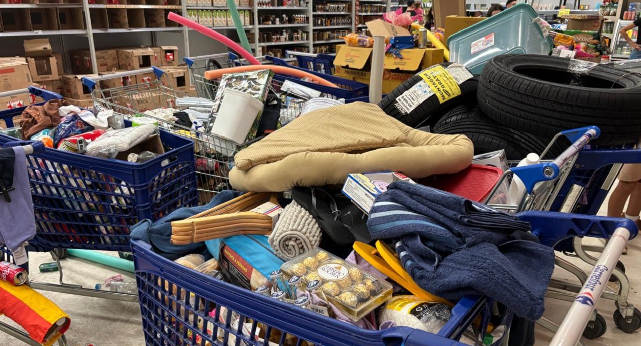 Clientes fazem funcionários do Carrefour trabalhar dobrado com fechamento de loja