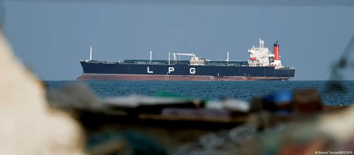 Irã autoriza navios com bens essenciais pelo Estreito de Ormuz em meio a bloqueio