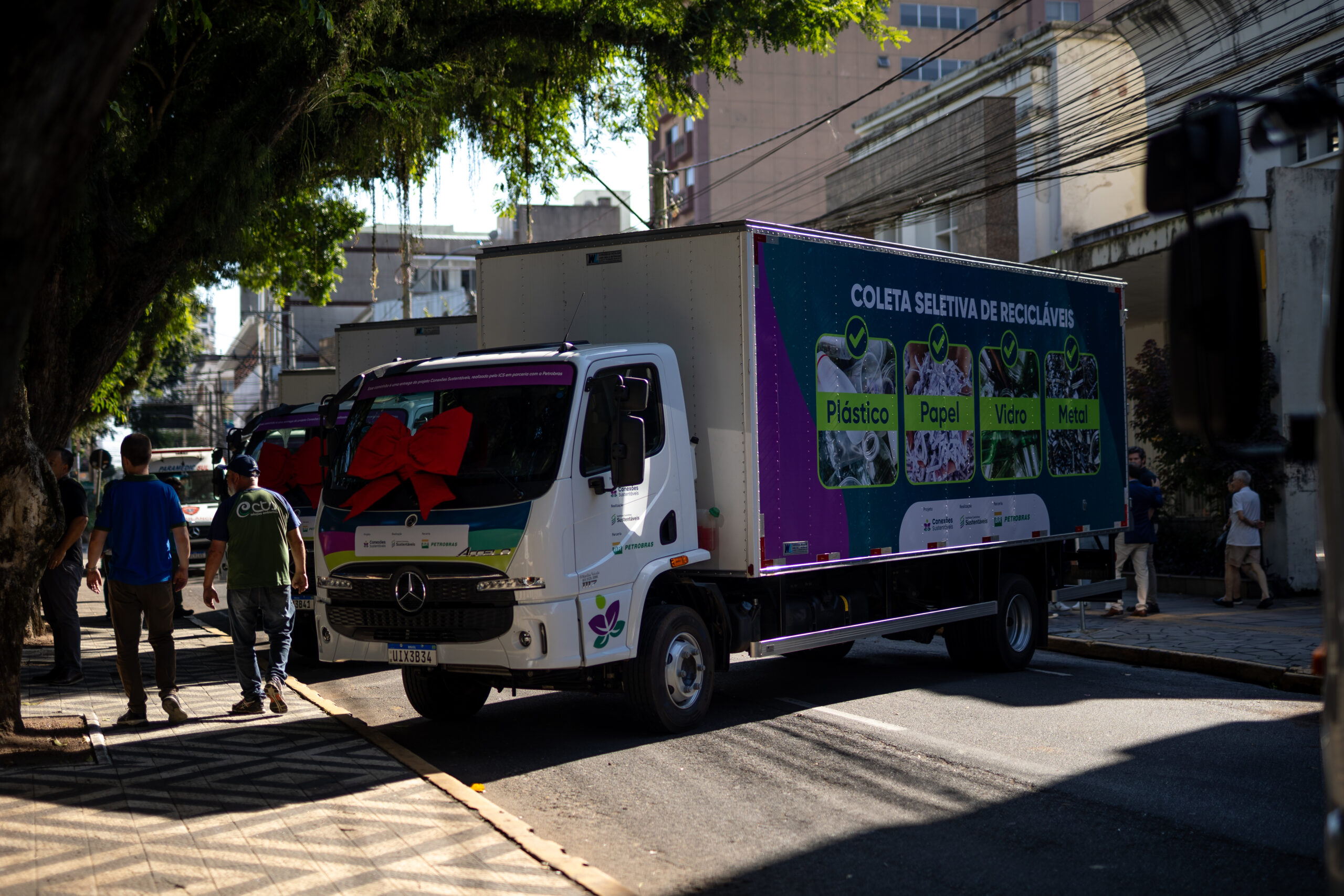 Prefeitura de Canoas realiza entrega de caminhões as cooperativas do Projeto Conexões Sustentáveis