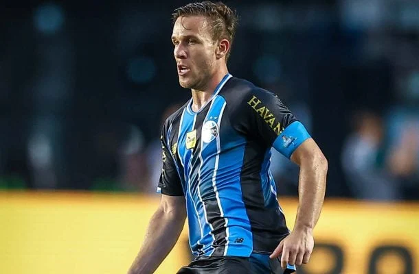 Arthur admite retorno precoce de lesão e frisa complexidade de renovação com o Grêmio