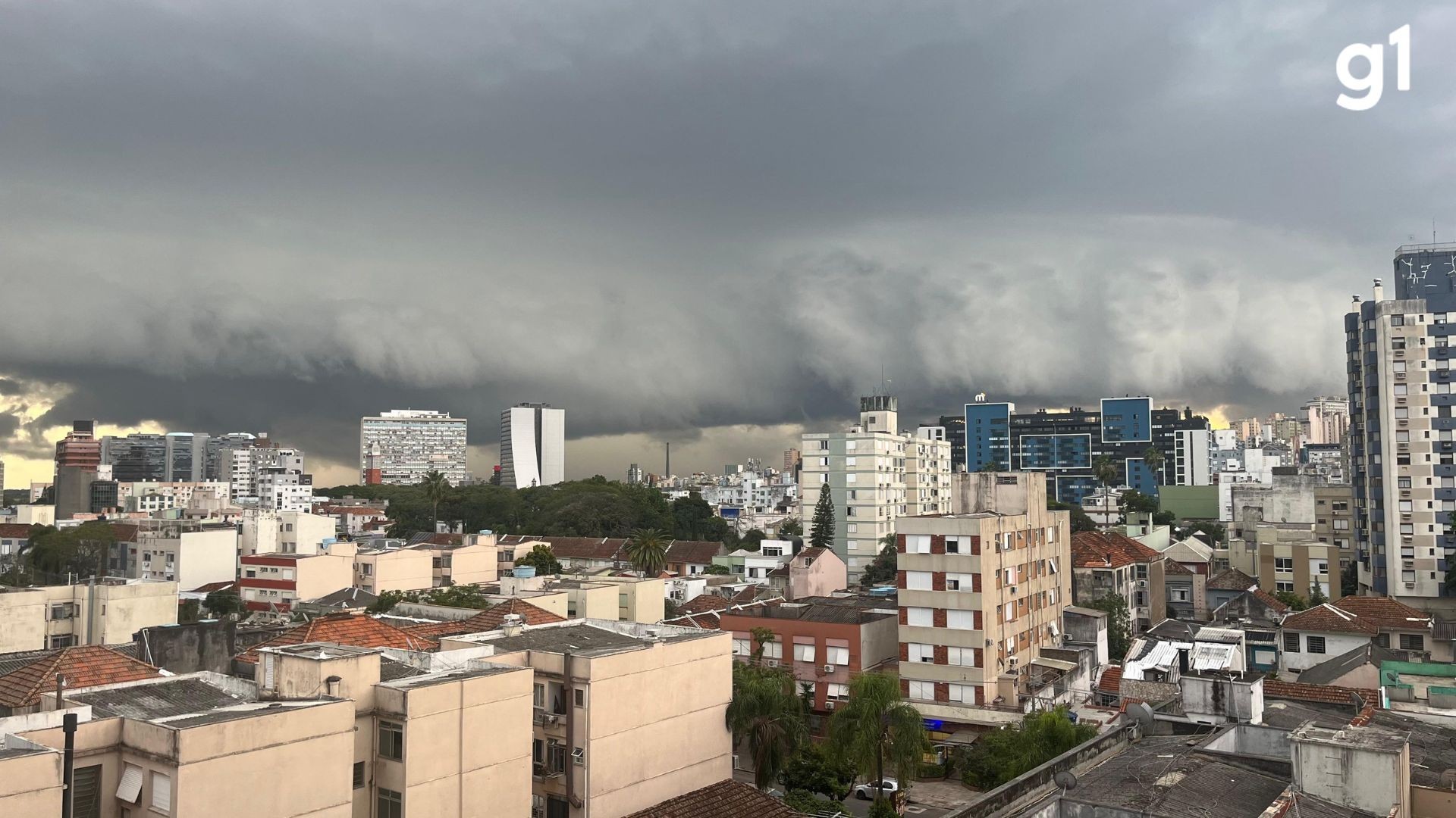 Nuvem gigante se aproxima de Porto Alegre, que tem alerta de tempestade; FOTO