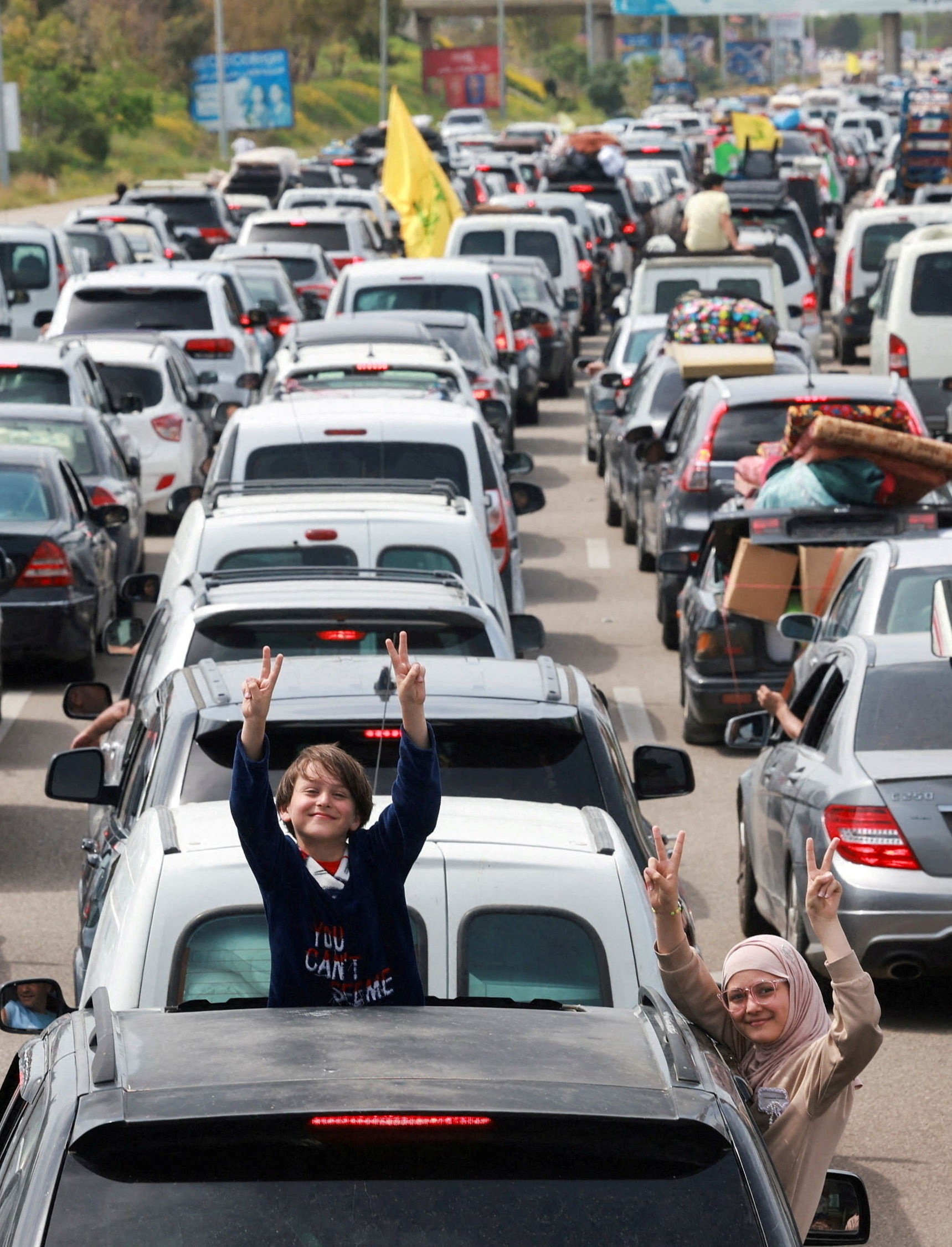 Libaneses deslocados pela guerra voltam para casa e festejam cessar-fogo