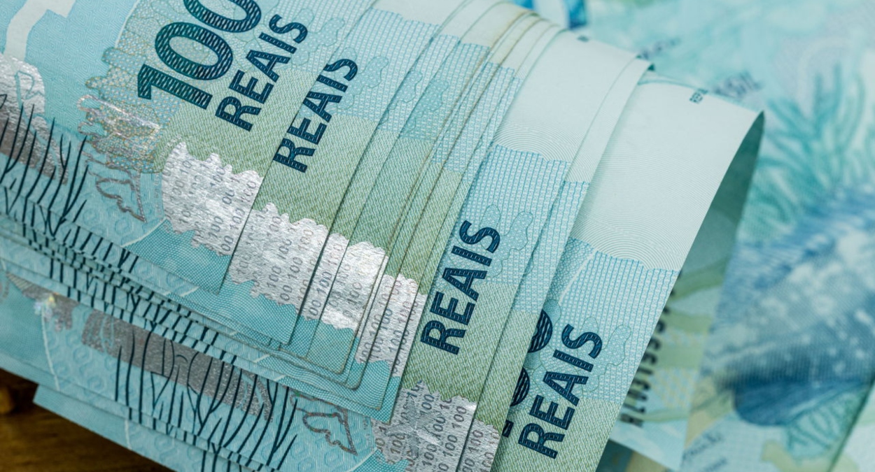 Vai aumentar antes do esperado? Governo projeta novo salário mínimo e mudança já mexe com o bolso dos brasileiros