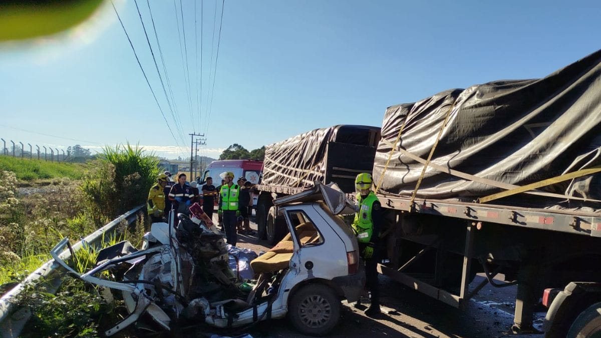 Cinco pessoas morrem após colisão frontal entre Fiat Uno e caminhão; Carro ficou destruído