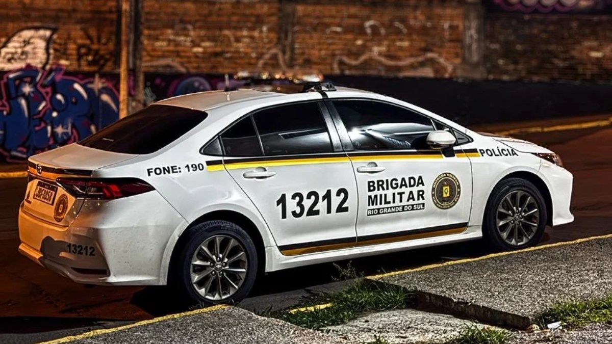 Homem é morto a tiros na frente de bar