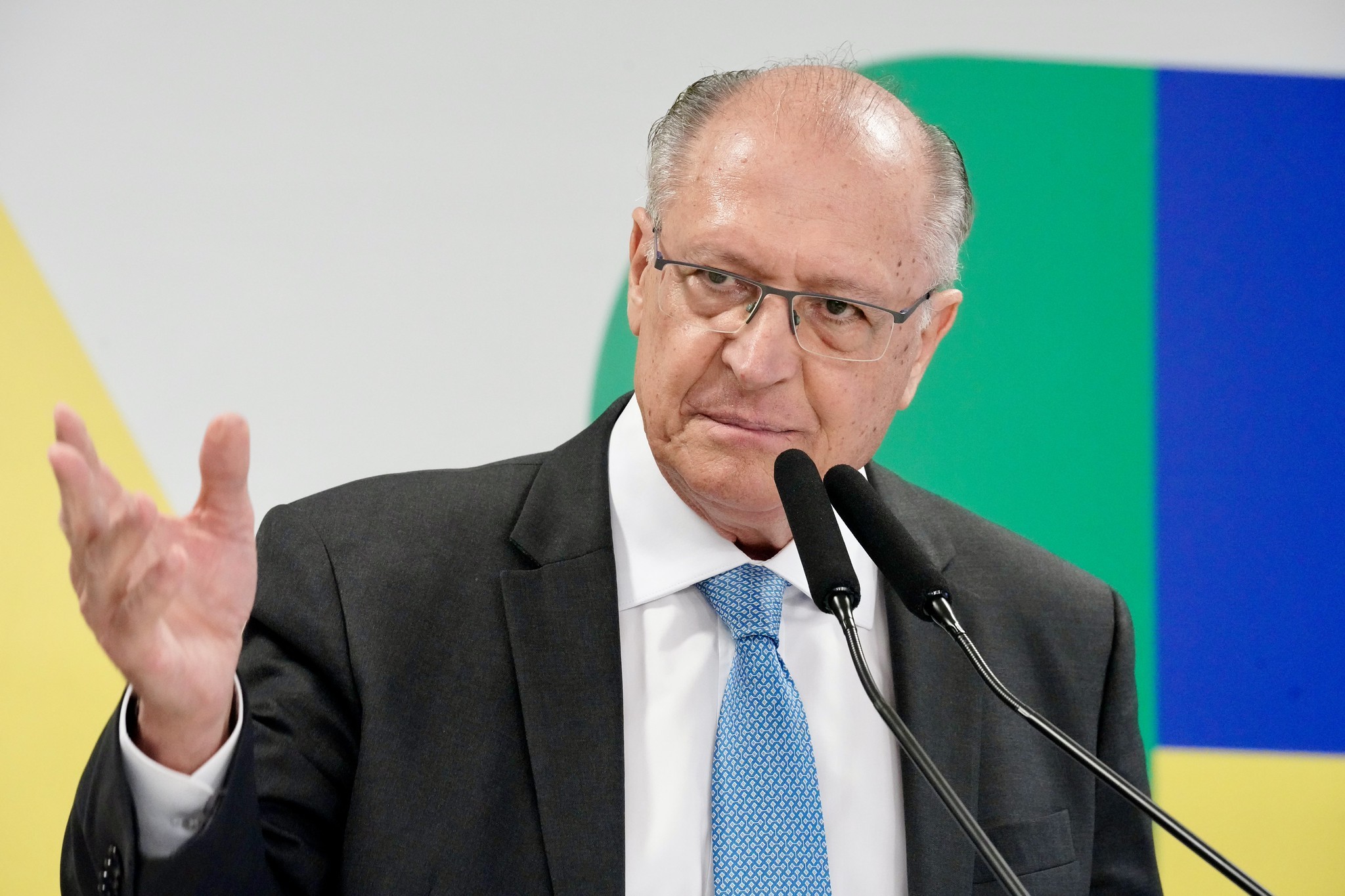 Alckmin: governo ainda não tomou decisão sobre revogação da "taxa das blusinhas"; vice-presidente chegou a defender a manutenção do imposto