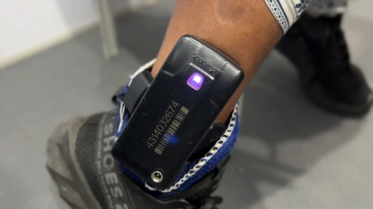 Nova proposta sobre tornozeleiras para agressores chama atenção e levanta debate sobre medida de proteção