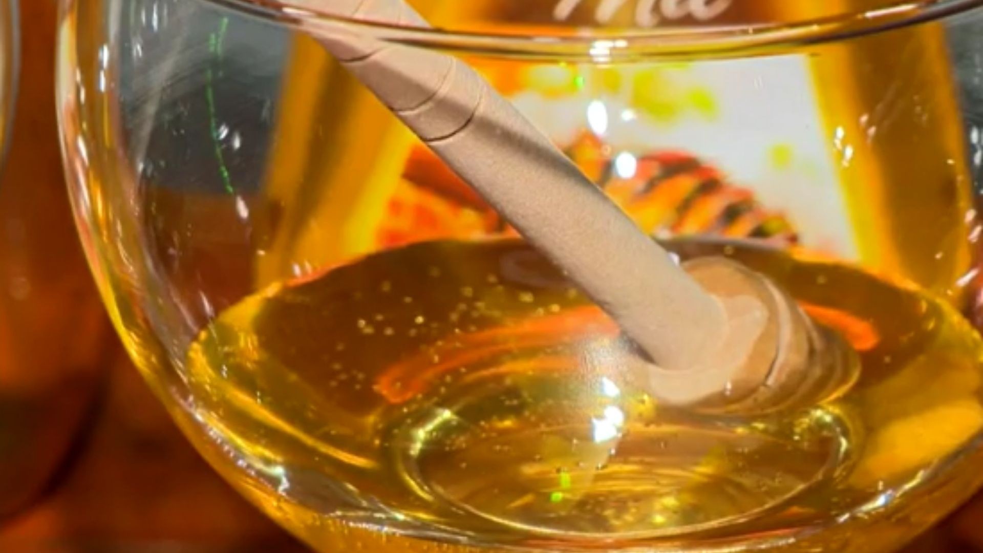 Nem todo mel é igual: cor e sabor do produto mudam conforme a flor; entenda