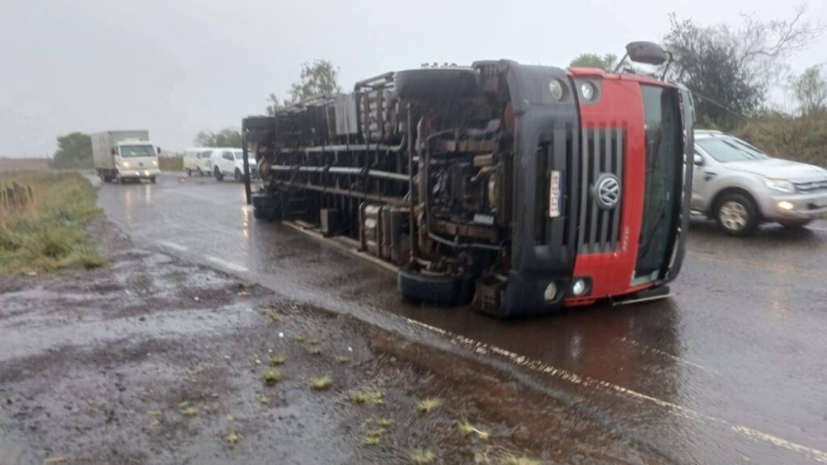 Forte temporal provoca estragos em cidade do RS; caminhão tombou com a força do vento