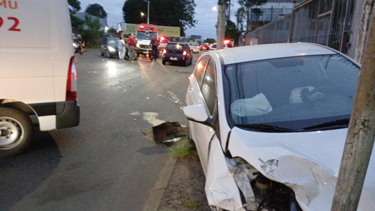 Idosa de 75 anos fica ferida em acidente entre dois carros em avenida de Canoas