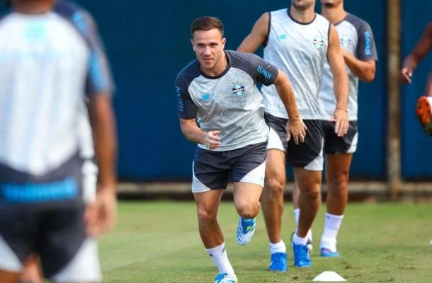 Grêmio abre treino e ganha reforços para duelo com o Coritiba; veja provável escalação