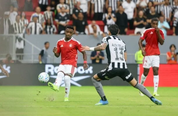 Com tempos distintos, Botafogo e Internacional empatam no Mané Garrincha