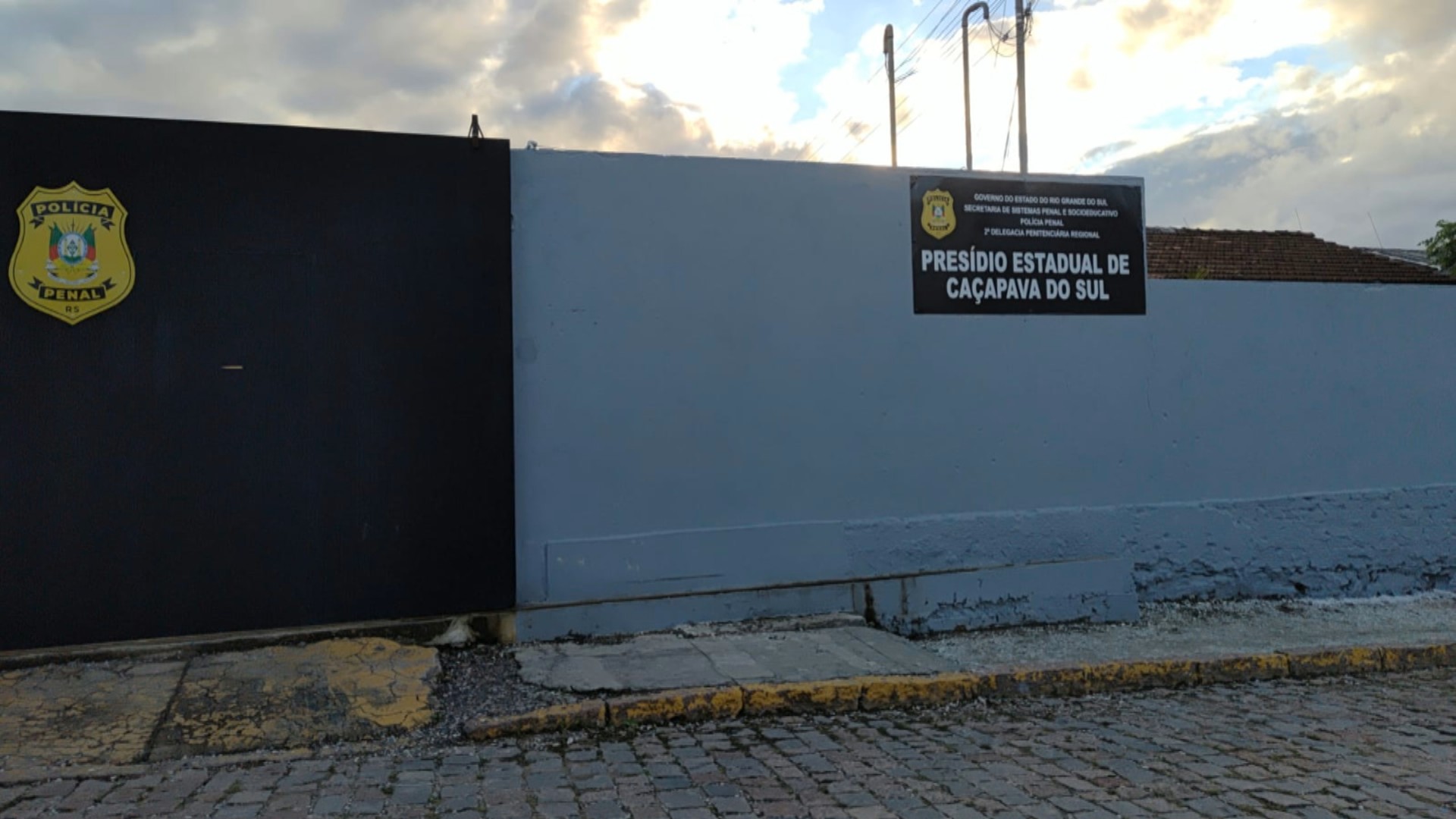 Quatro presos fogem de presídio no RS após arrancarem grades da cela e fugirem a pé, diz polícia; um se entregou