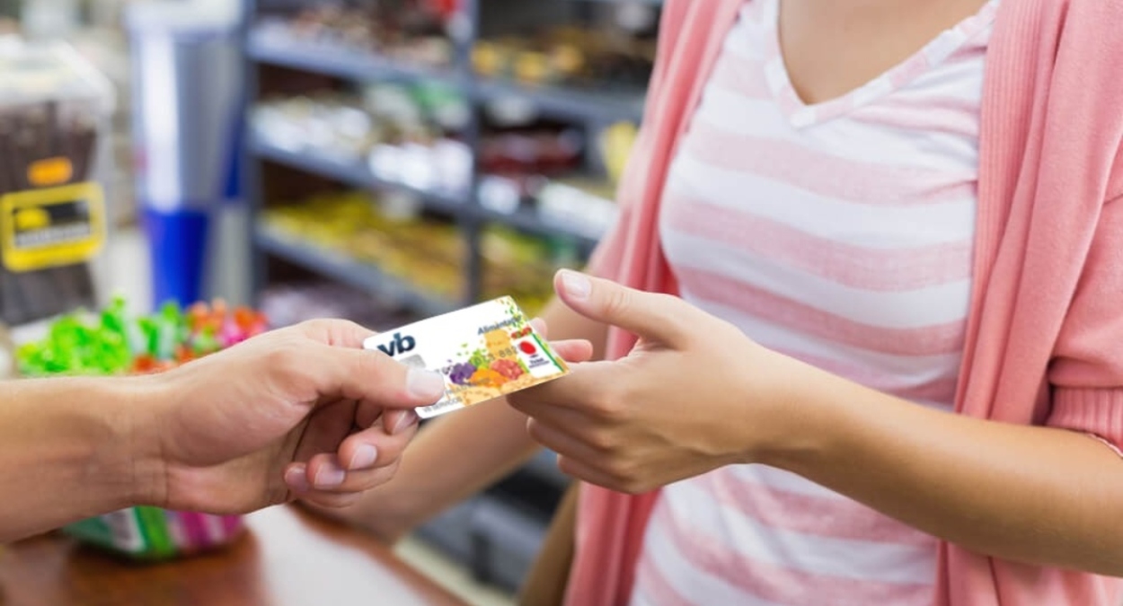 Auxílio de quase R$ 1.200 para servidores chama atenção e comparação com salário mínimo reacende debate no país