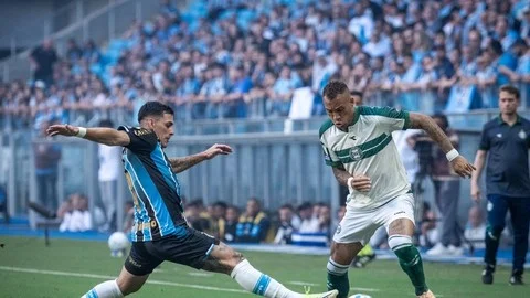 Grêmio vence Coritiba e escapa das últimas posições no Brasileirão