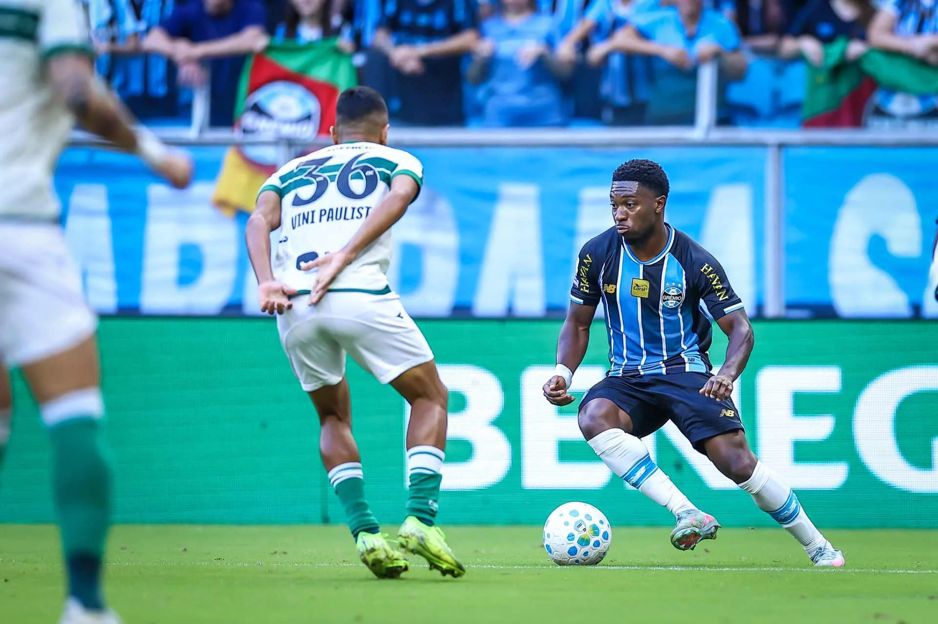 Com três gols anulados, Grêmio vence Coritiba por 1 a 0
