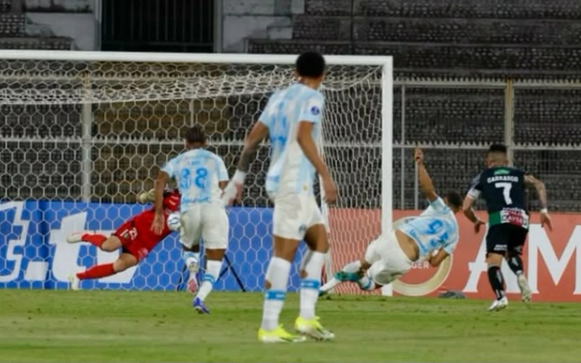 Três pênaltis perdidos e gol anulado de Carlos Vinícius marcam empate do Grêmio diante do Palestino