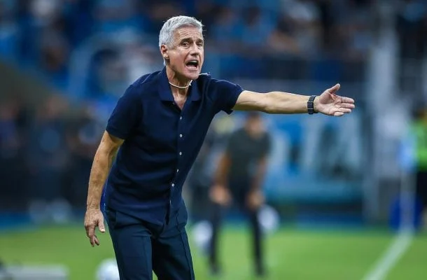 Luís Castro admite tentativa de mudar cobrador do Grêmio antes do terceiro erro de pênalti