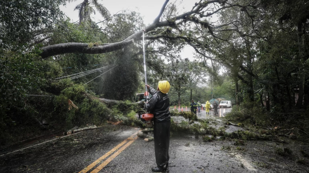 Efeitos do ciclone-bomba? RS continua em alerta de tempestade após temporal causar estragos em cidades gaúchas