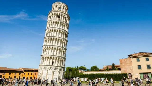 Por que a Torre de Pisa — e outras construções pelo mundo — inclinam mas não caem?