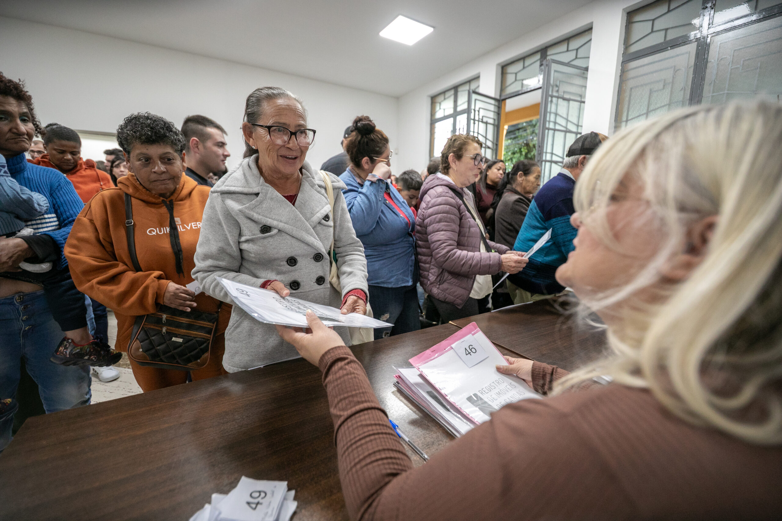 Prefeitura de Canoas entrega 70 matrículas de regularização fundiária a moradores de 15 loteamentos