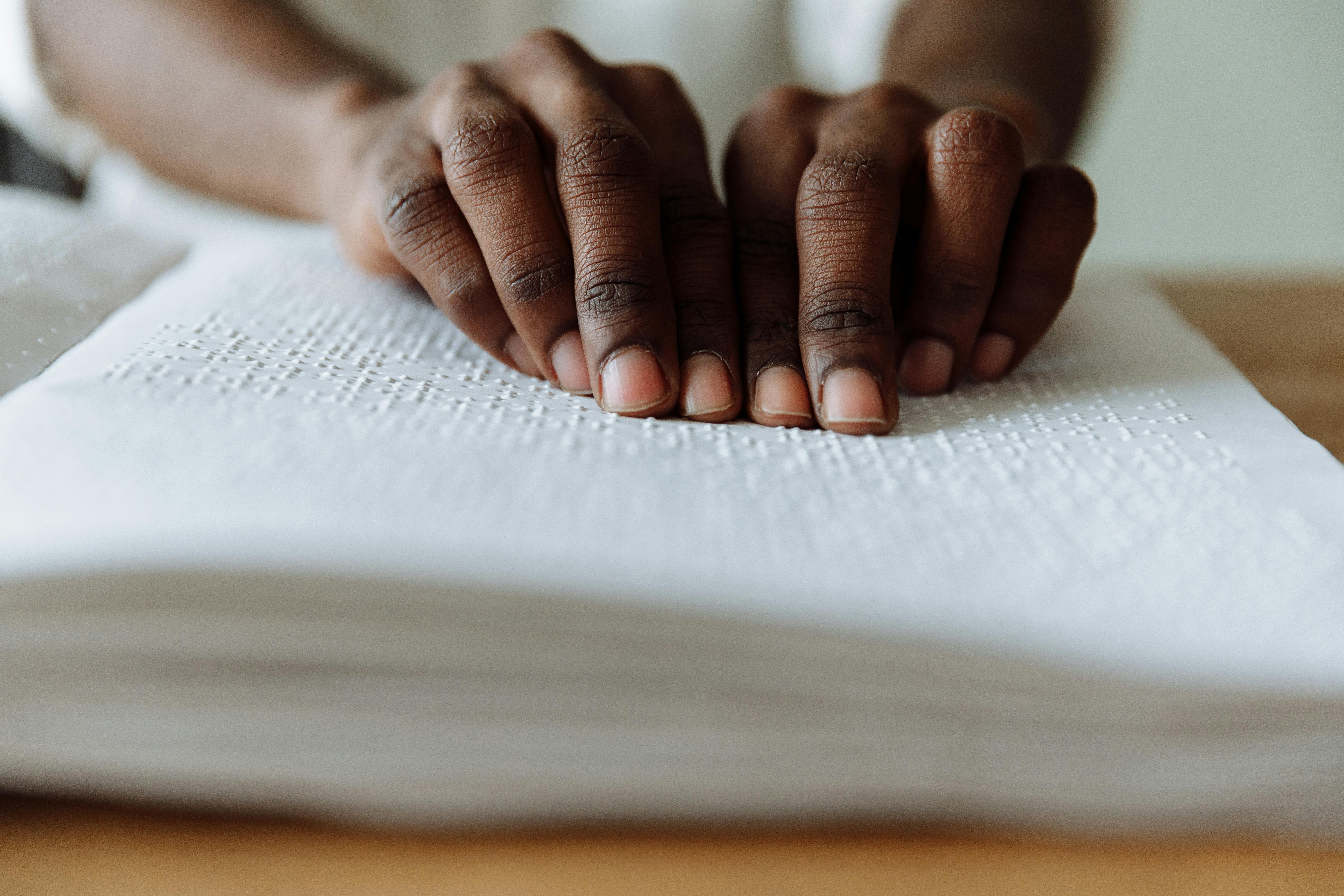 MEC entregou menos de 40% dos livros em braille previstos para alunos cegos da rede pública em 2026