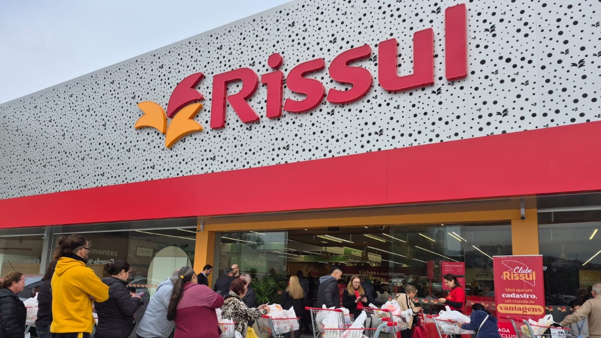 Com dezenas de promoções, Rissul inaugura novo supermercado