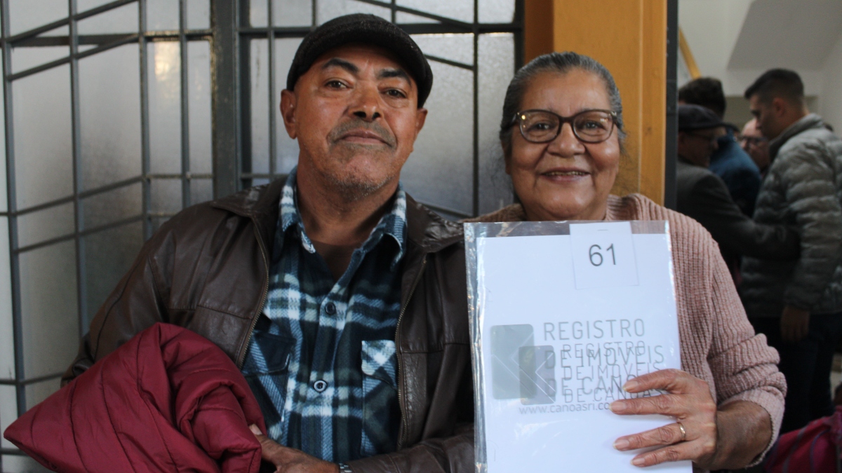 “Pra nós foi uma glória pegar essa escritura”, comemora morador de Canoas que recebeu documento da prefeitura após 30 anos de espera