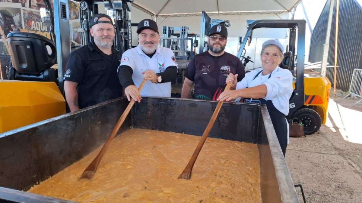 Ambrosia feita em Esteio com mais de 100 litros de leite é a maior já produzida no Brasil