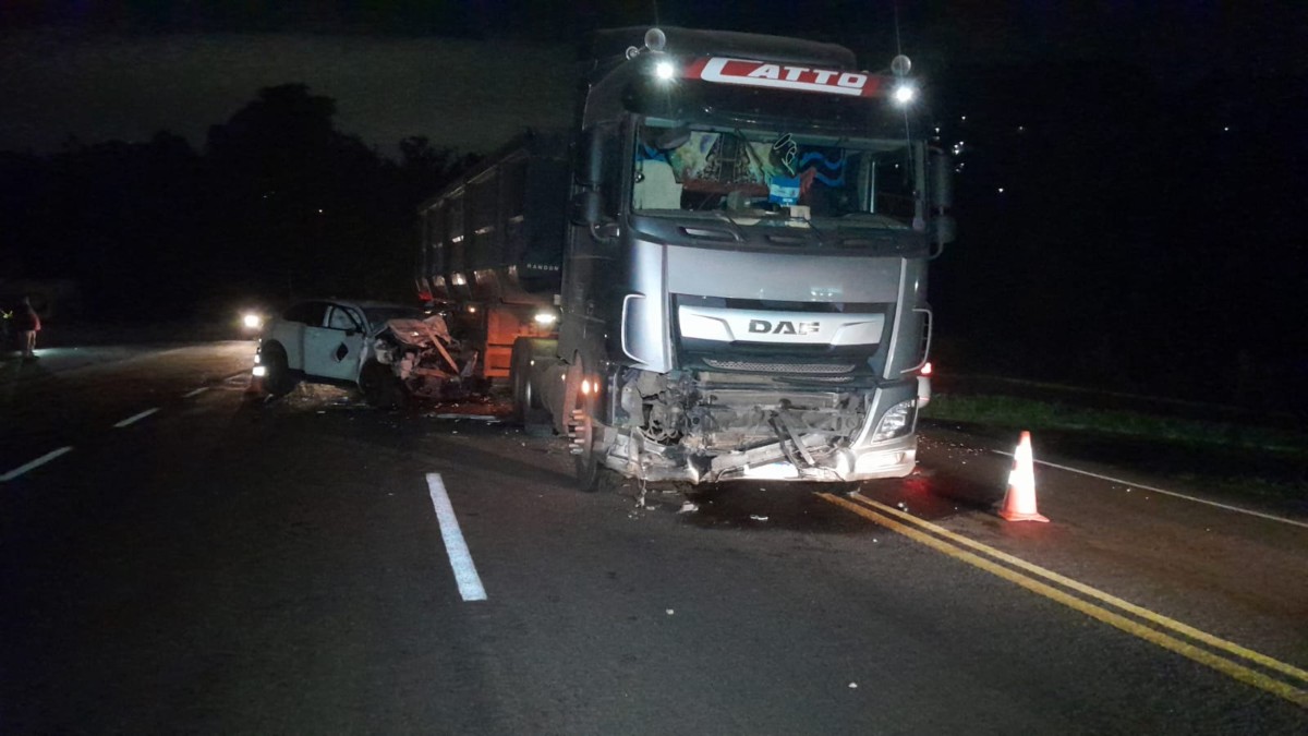 Mulheres morrem após carro colidir em caminhão na BR-116