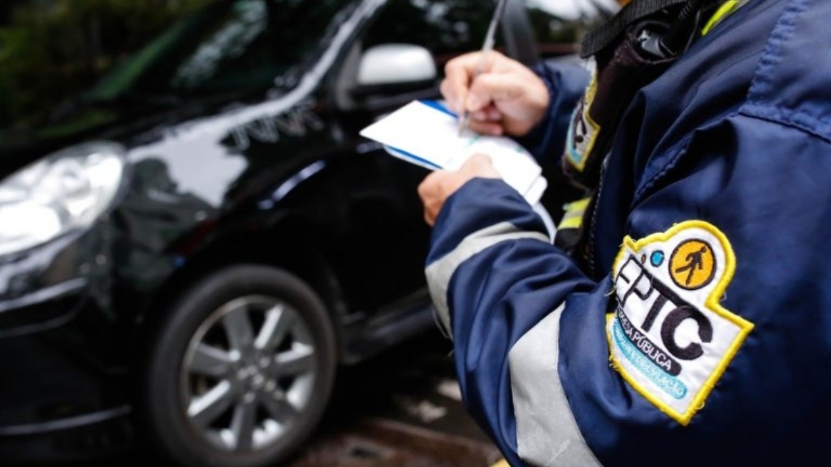 Uso de acessório comum entre motoristas pode gerar multa pesada, suspensão da CNH e muita gente ainda não sabe
