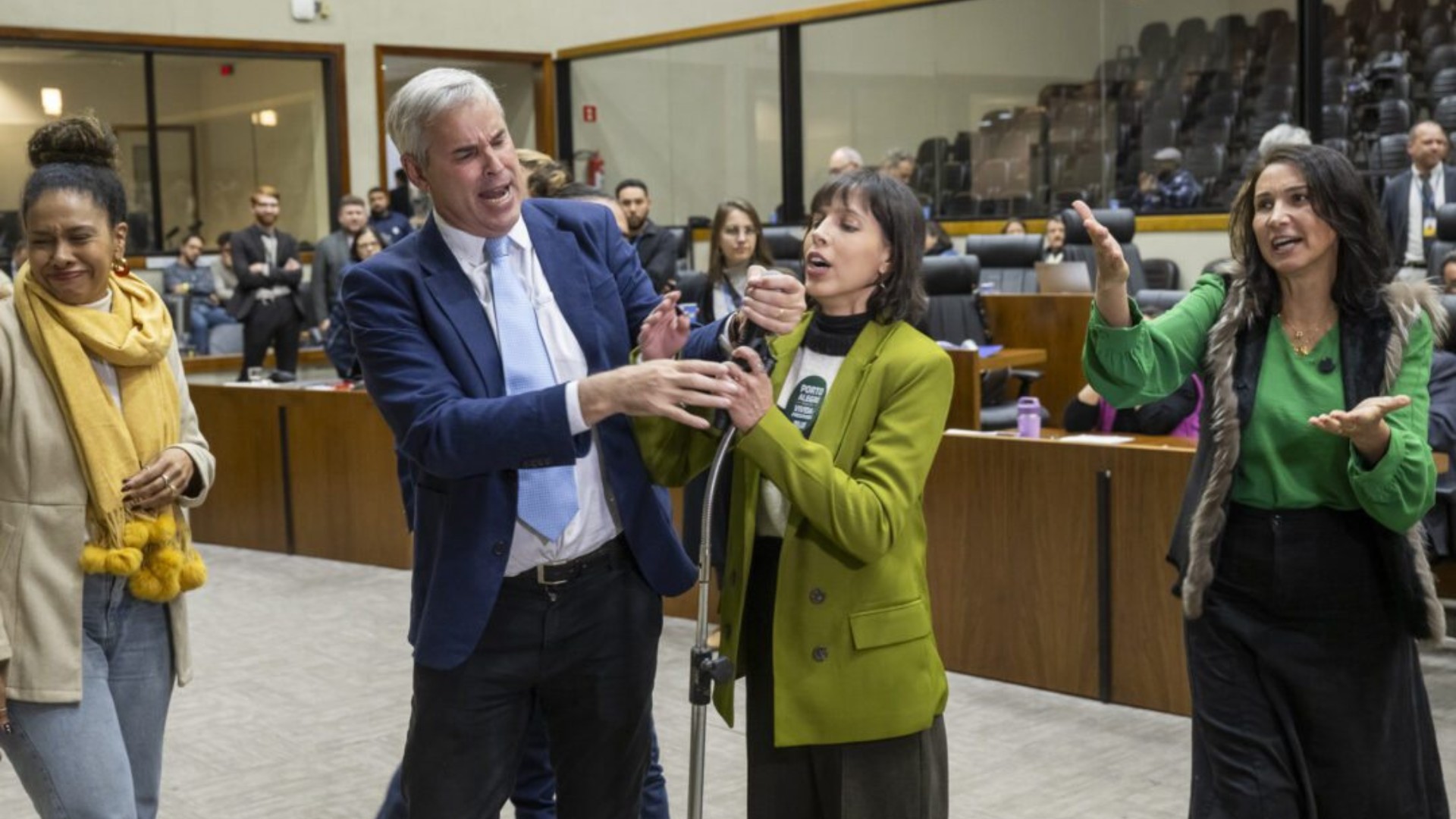PT pede cassação do vereador que arrancou microfone de vereadora ao citar áudios de Flávio Bolsonaro para Vorcaro no RS