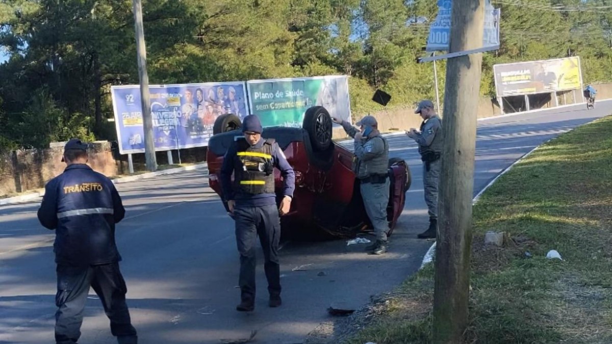 Carro capota em avenida de Canoas