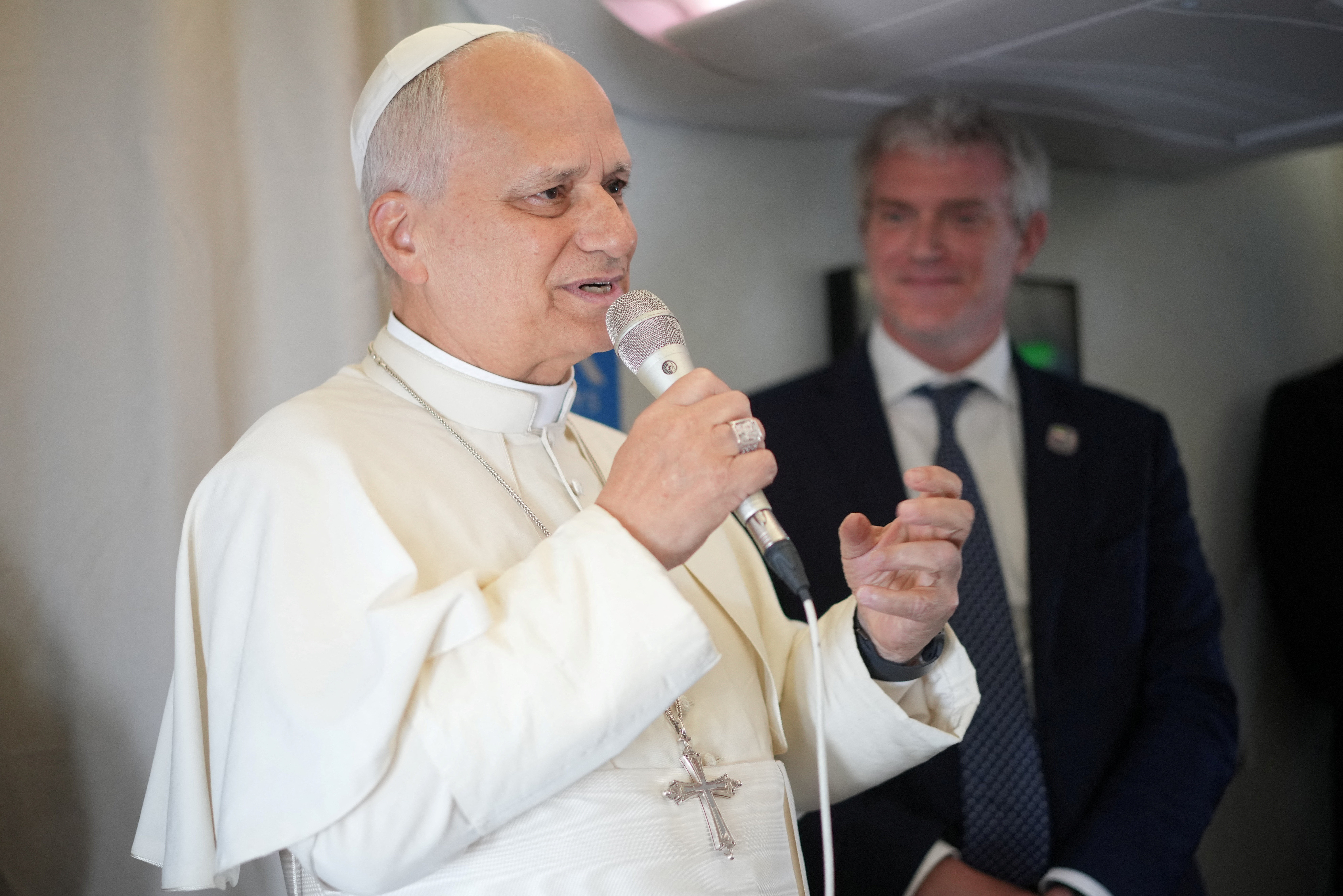 'Six seven': Padre viraliza com vídeo do Papa Leão XIV fazendo a trend; veja