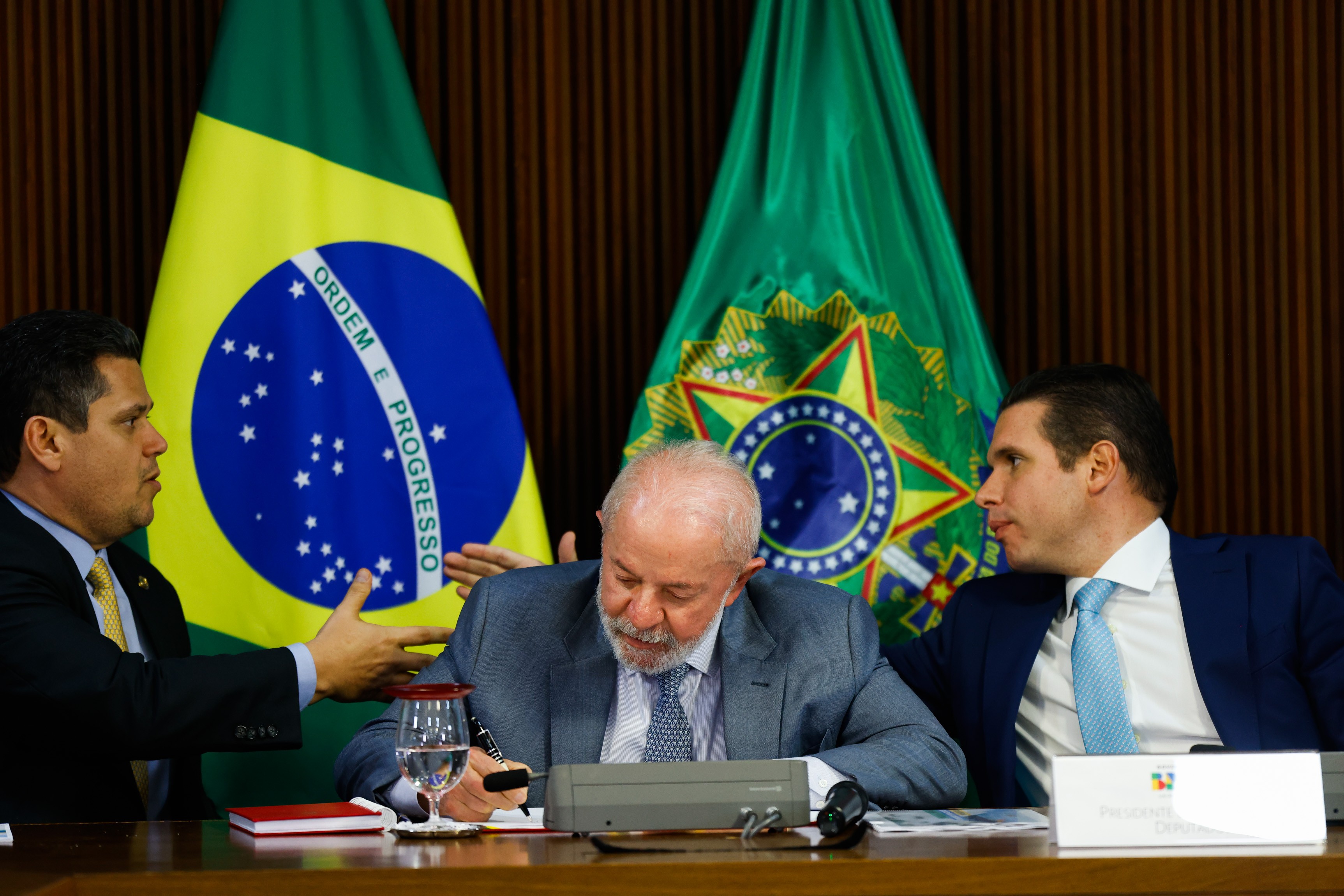 Fim da taxa das blusinhas é primeira reação do governo às derrotas recentes no Congresso