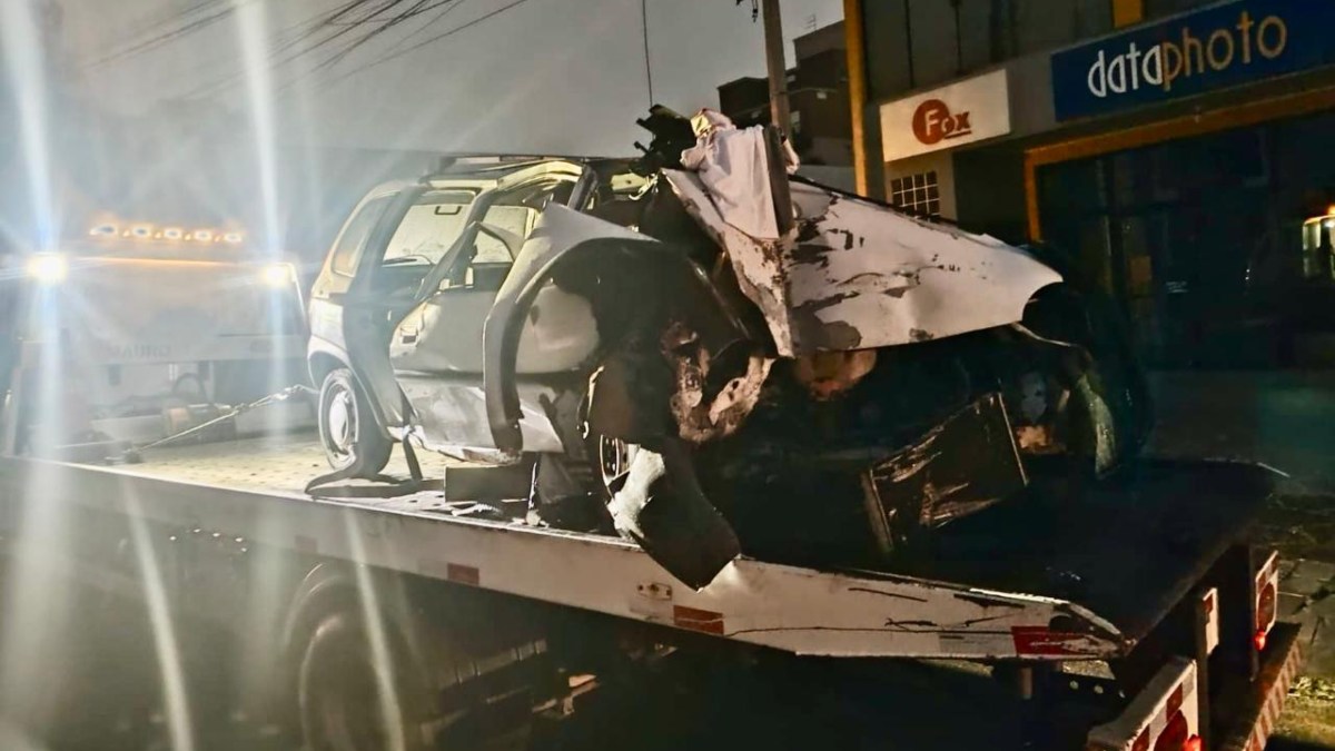 Três pessoas ficam gravemente feridas após carro colidir em poste em Canoas