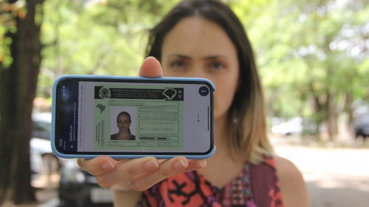 Mudanças na CNH começam a valer e novas regras sobre renovação e custos já mexem com motoristas no Brasil