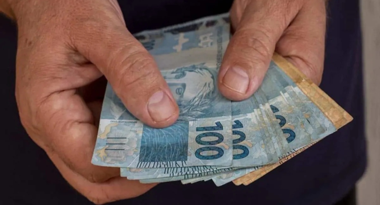 Aposentados do INSS terão dinheiro extra na conta em maio após anúncio de depósito duplo