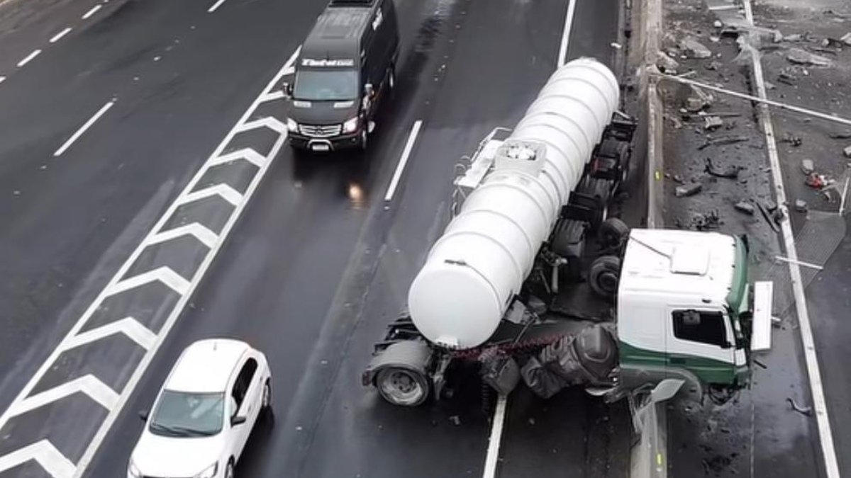 Caminhão bate na mureta da BR-116 e rodovia está bloqueada em ambos os sentidos