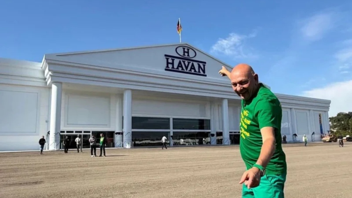 “Que coisa linda!”, Luciano Hang visita obras de nova loja da Havan no RS