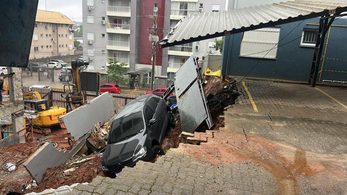 Deslizamento de terra interdita parte de residencial no RS; 22 pessoas foram retiradas de casa