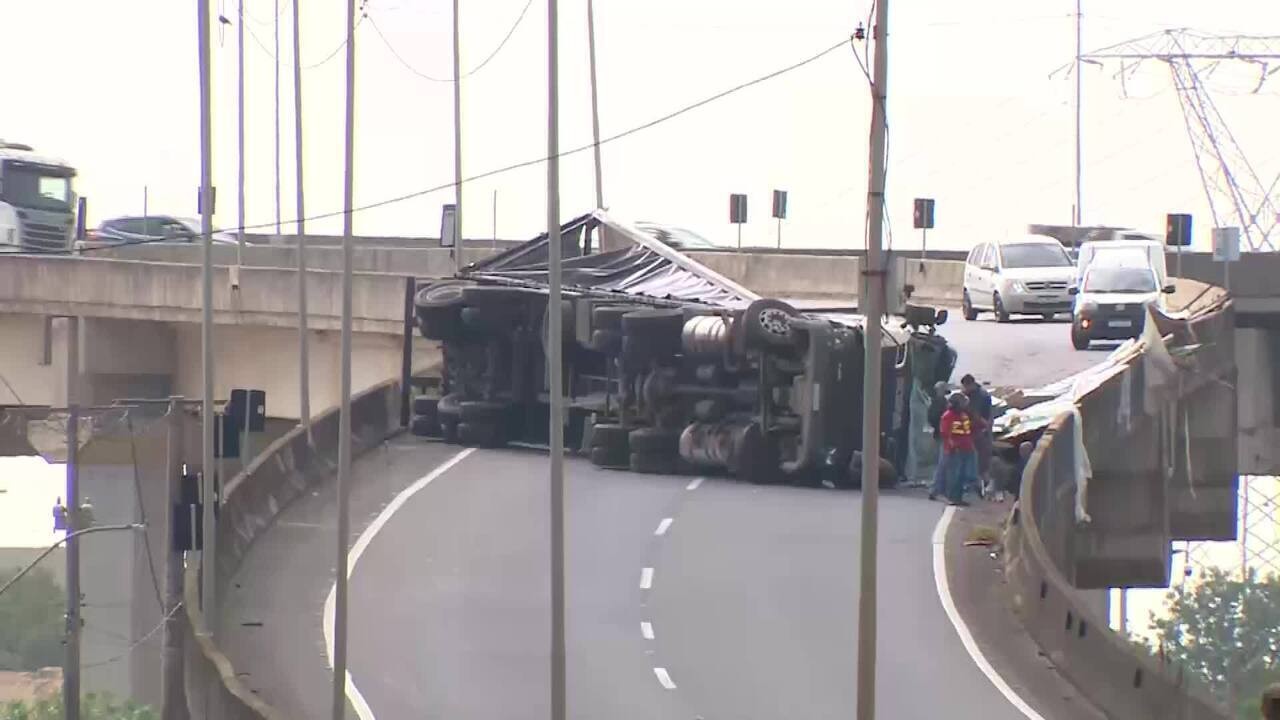 VÍDEO: Caminhão tomba e bloqueia acesso a Porto Alegre