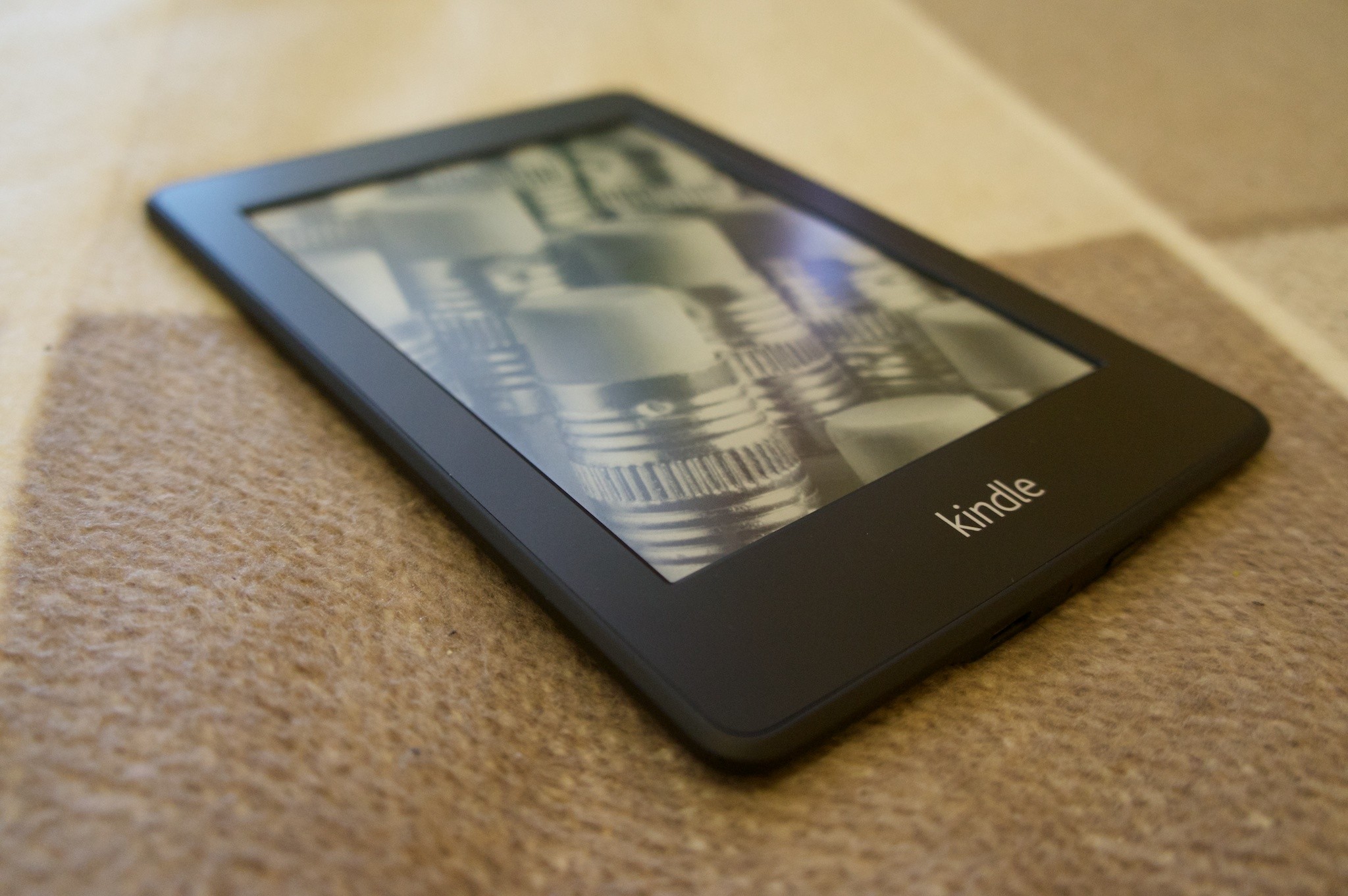 'É uma completa traição': Amazon encerra suporte a Kindles antigos e revolta usuários fiéis