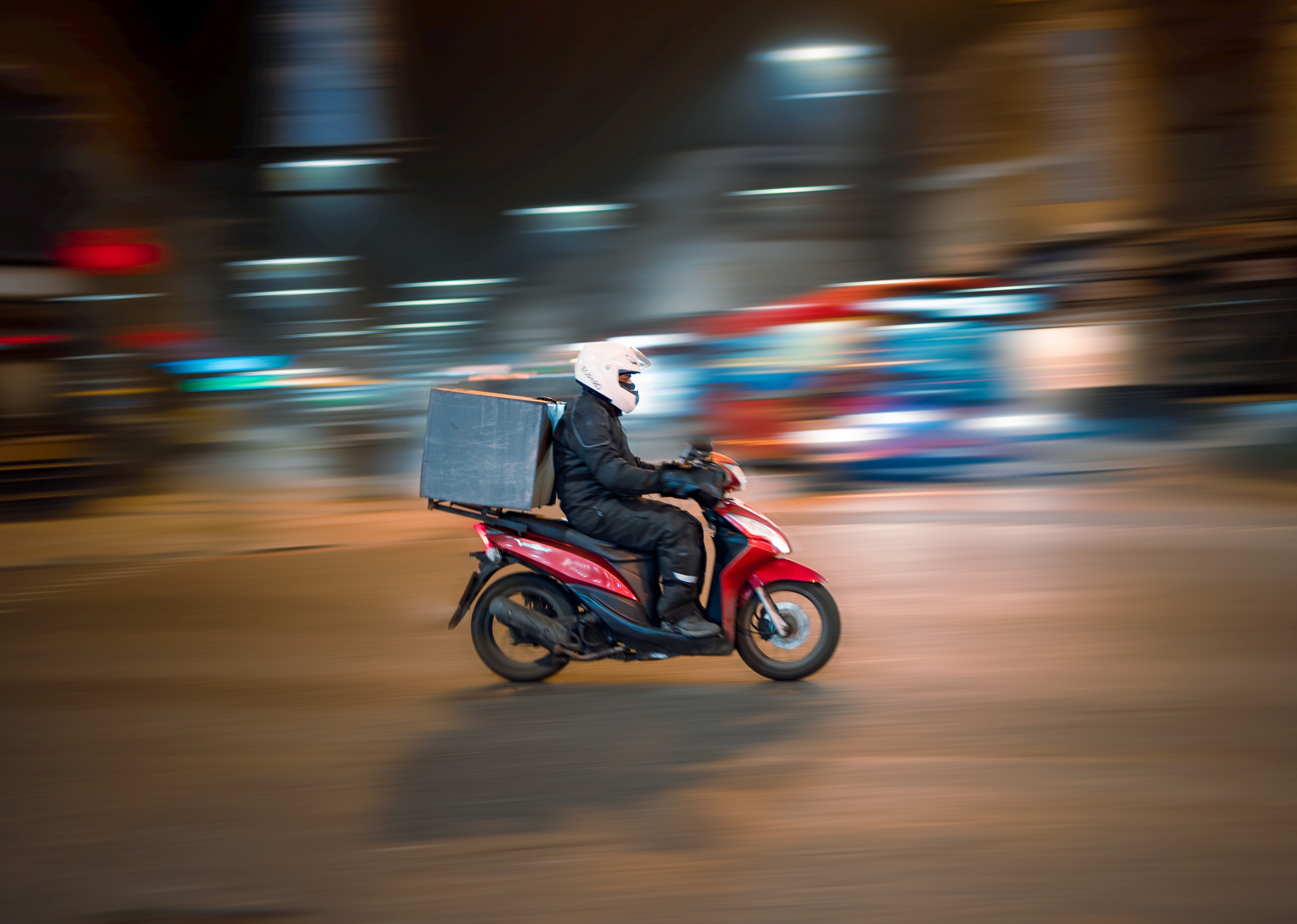 Por que mais brasileiros estão virando motoboys mesmo com renda instável e mais riscos?