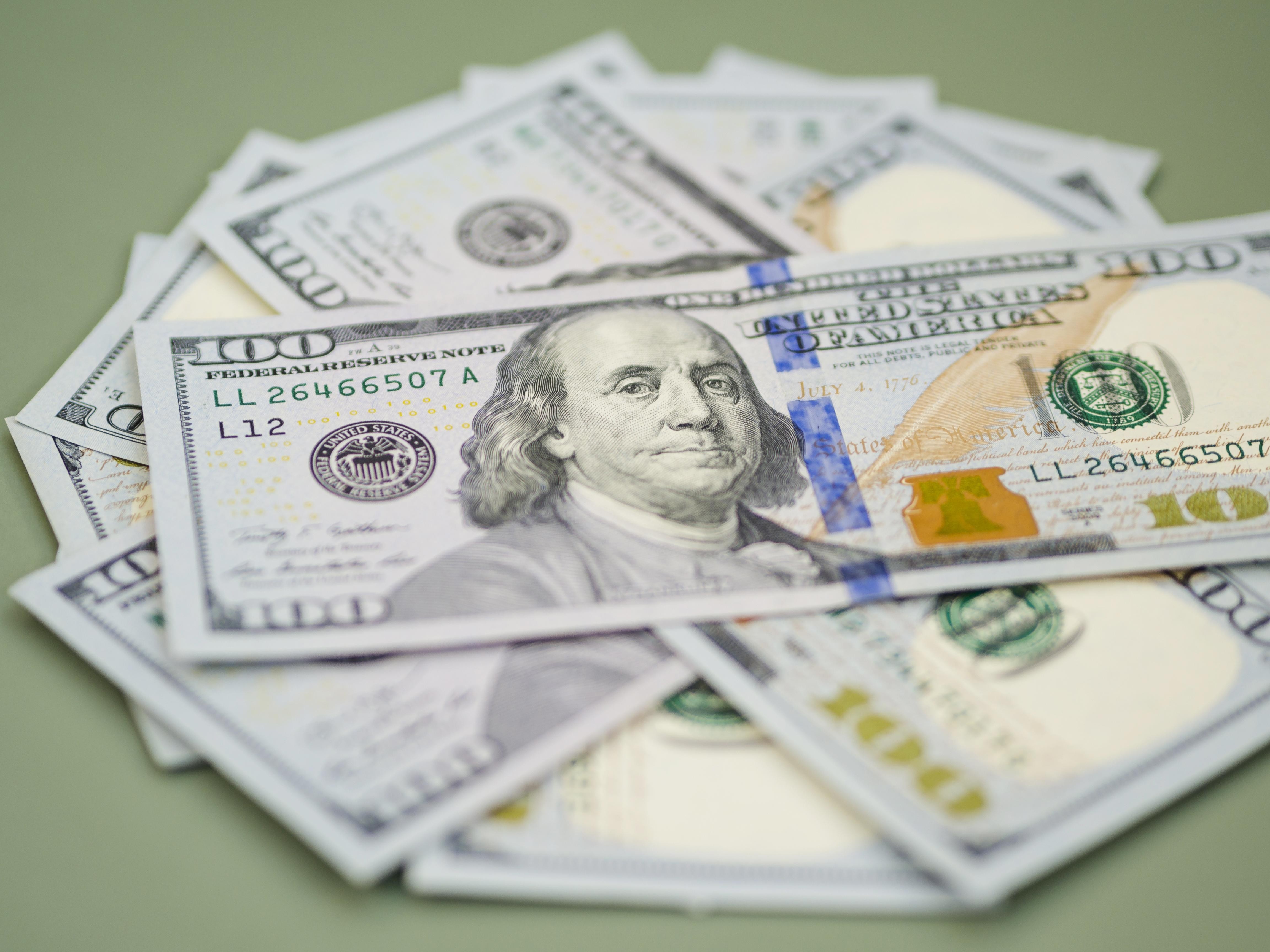 Dólar abre com mercado de olho na ata do Fed e no cenário eleitoral